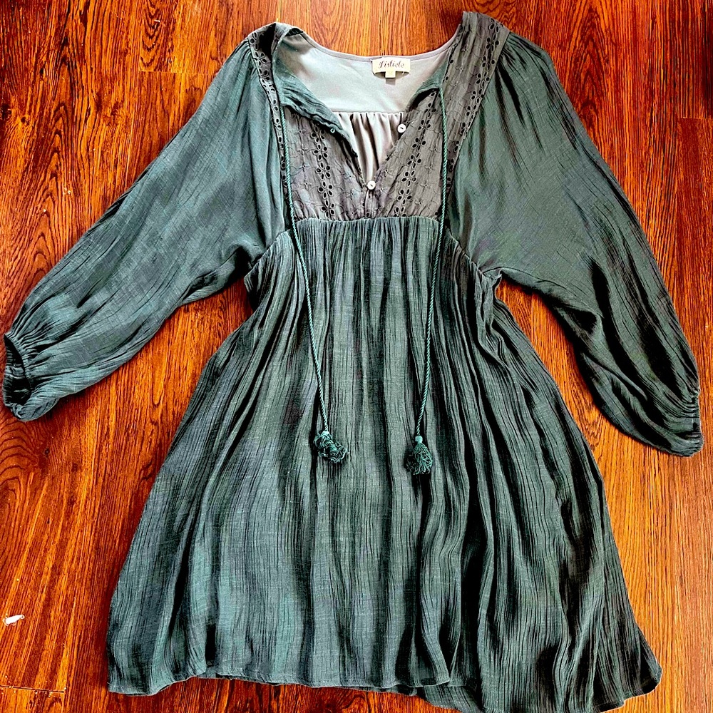 LISTICLE - Boho/Country Chic flowy long sleeve dress.